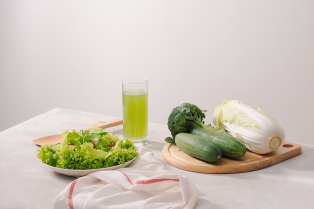 Vários ingredientes verdes da salada orgânica.