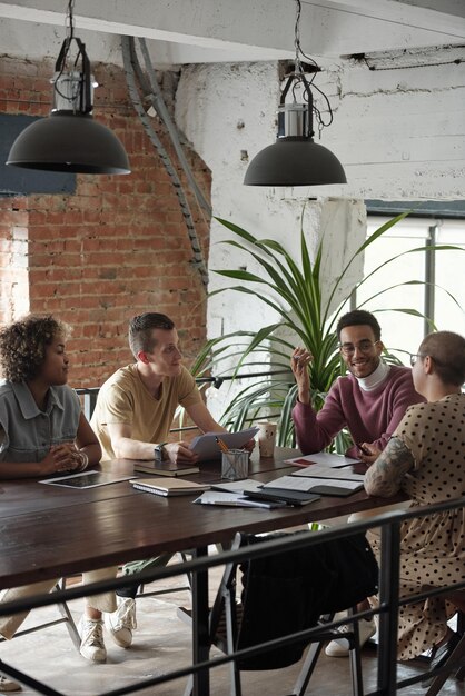 Vários jovens economistas debatendo e discutindo pontos de trabalho e ideias