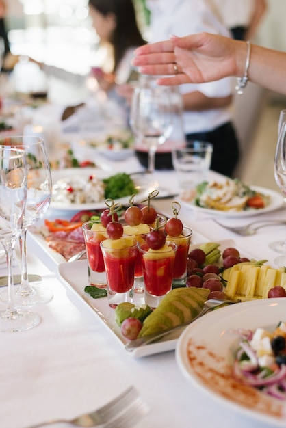 Foto vários lanches na mesa de banquete