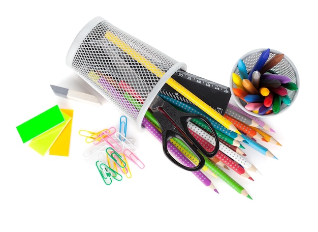 Vários lápis coloridos e ferramentas de escritório
