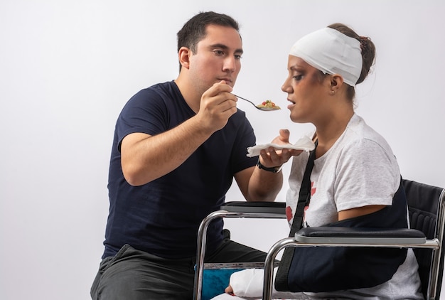 Foto vários latino-americanos feridos em reabilitação e terapia