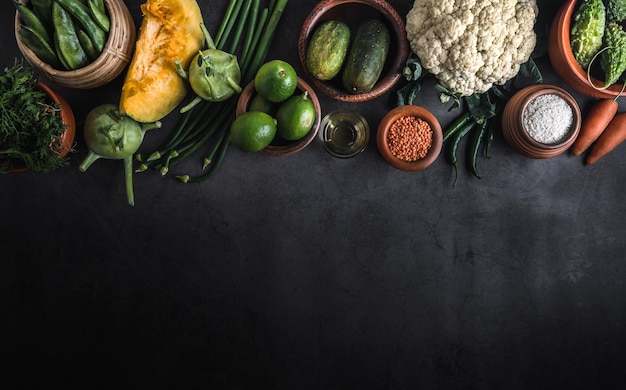 Vários legumes em uma mesa com espaço para uma mensagem