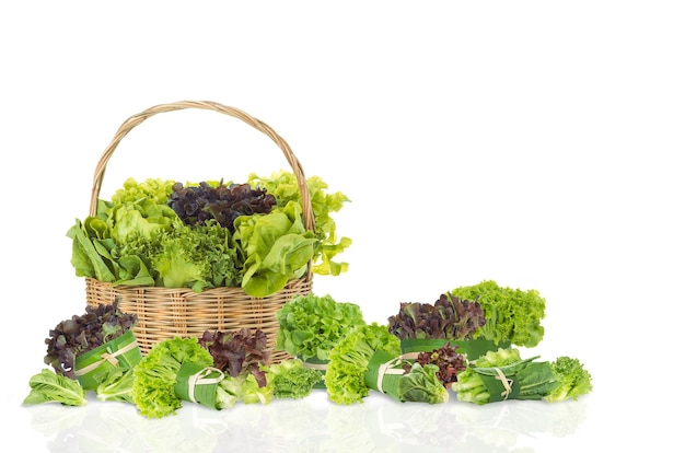 Vários legumes frescos de salada na cesta de bambu em fundo branco isolado