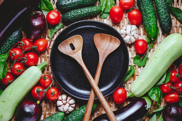 Vários legumes frescos em um fundo de vime Alimentação saudável e conceito de culinária