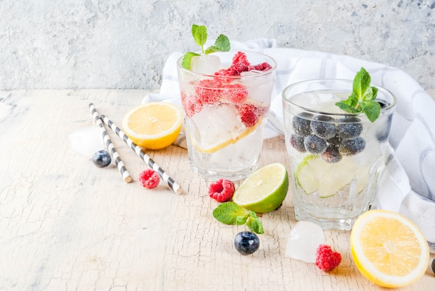 Vários limonada de baga com bandejas