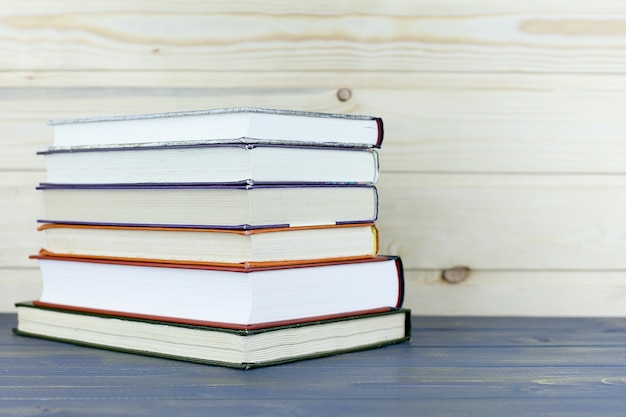 vários livros sobre uma mesa de madeira.