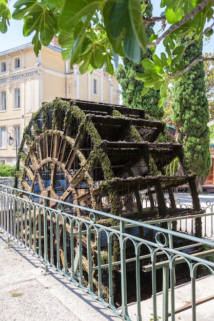 Foto uno de los varios manantiales de agua en l'isle-sur-la-sorgue, francia