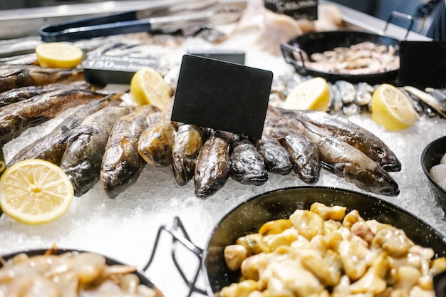 Varios mariscos en las estanterías de la lonja