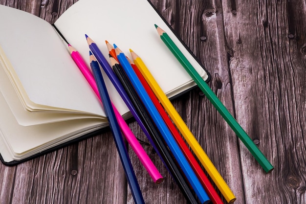 Vários materiais escolares como marcadores, canetas e marcadores coloridos, calculadora, caderno e borracha.