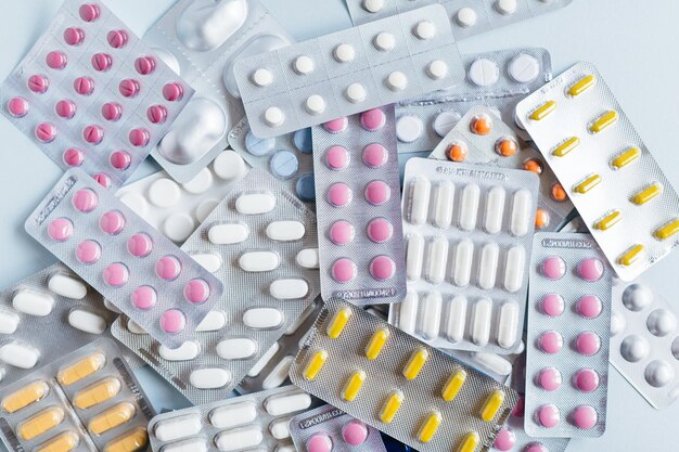 Varios medicamentos medicina farmacéutica pastillas un remedio para la gripe y la nariz que cae