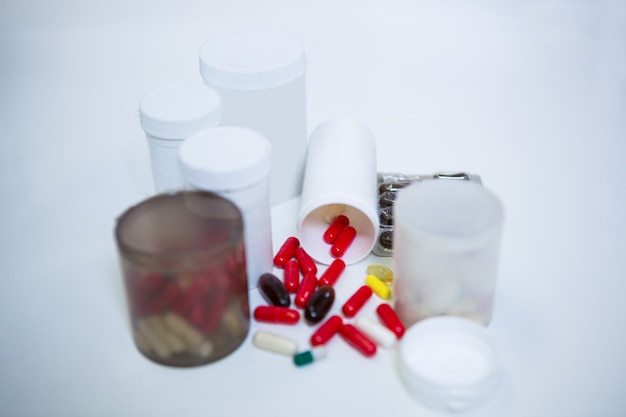 Vários medicamentos sujeitos a receita médica na mesa