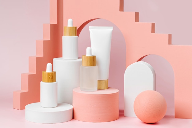 Vários modelos de recipientes de cosméticos em branco em pódios e formas geométricas