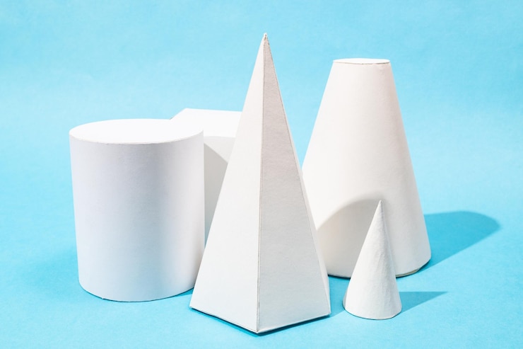 Foto varios modelos geométricos de papel hechos a mano en azul.