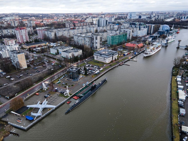 Vários navios militares e de pesquisa no rio Pregolya no porto de Kaliningrado,