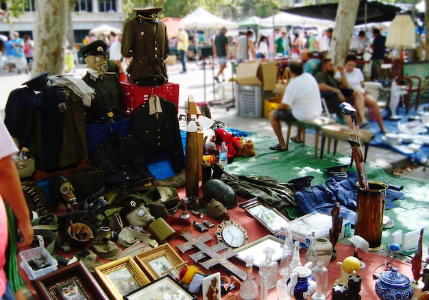 Varios objetos para la venta en el mercado