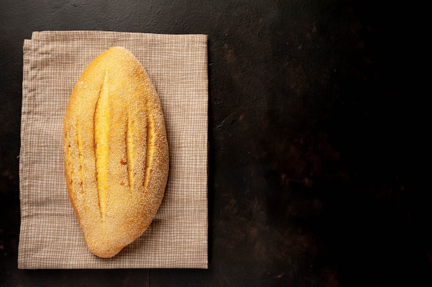 Vários pão fresco e bolos em uma mesa de pedra.