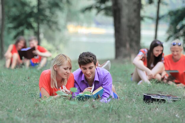 Vários pares de alunos se preparam para o exame no parque da cidade