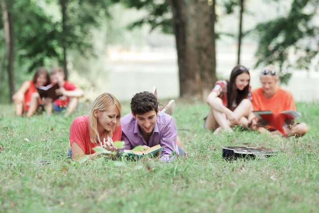 Varios pares de estudiantes se preparan para el examen en el parque de la ciudad