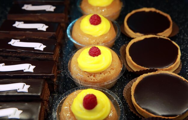 Varios pasteles en una panadería.