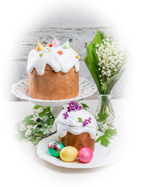 Varios pasteles de Pascua de primavera con glaseado blanco y decoración de azúcar en la mesa decorada en estilo rústico