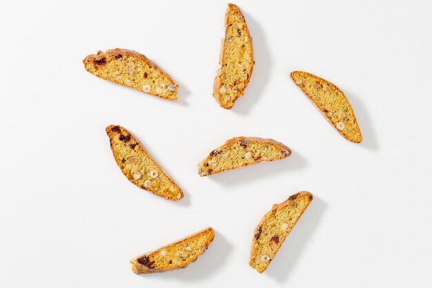 Vários pedaços de biscoitos biscotti italianos em assadeira preta Biscoitos recém-assados com nozes