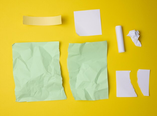 Vários pedaços de papel rasgados em fundo amarelo, conjunto