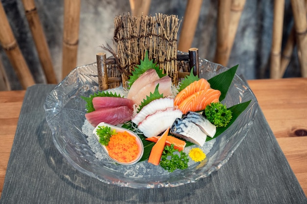 Vários peixes sashimi frescos japoneses e conjunto de frutos do mar