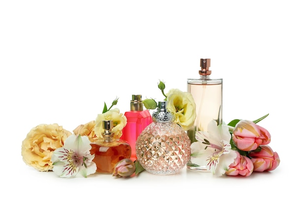 Varios perfumes e ingredientes aislados sobre fondo blanco