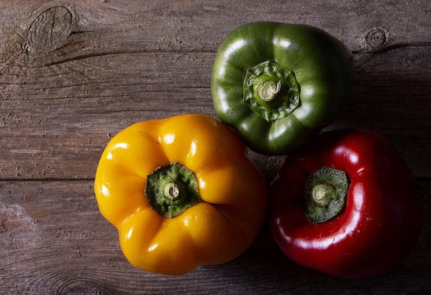 varios pimientos orgánicos para una alimentación saludable en colores amarillo, rojo y verde