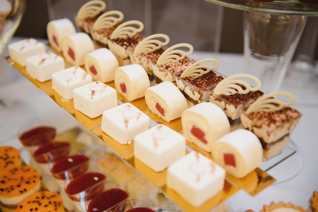 Varios postres con fruta fresca en línea buffet, dulce