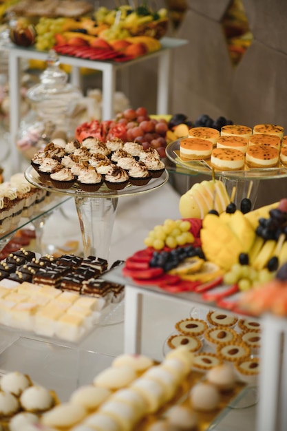 Varios postres con fruta fresca en línea buffet, dulce