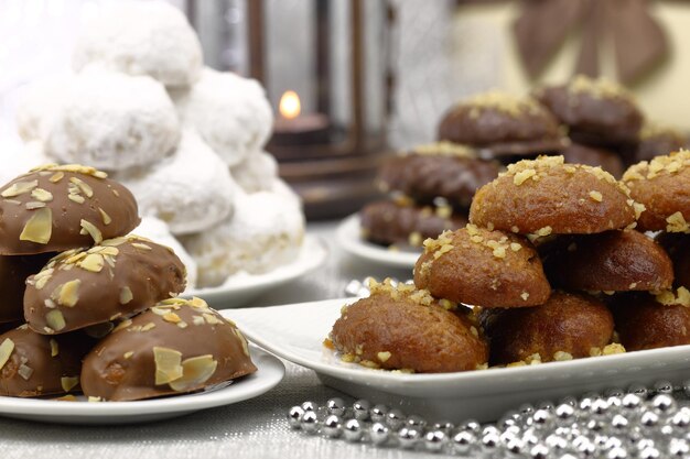 Varios postres tradicionales de Navidad en la mesa