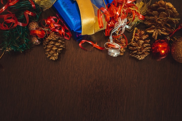 Foto vários presentes de natal e ano novo de enfeites feitos à mão em uma mesa de madeira. espaço para texto.