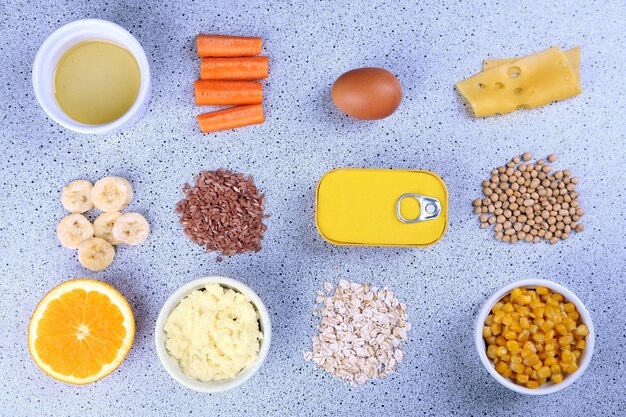 Varios productos alimenticios que contienen vitaminas en la mesa