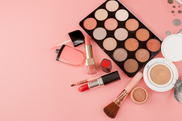 Varios productos de maquillaje con copyspace