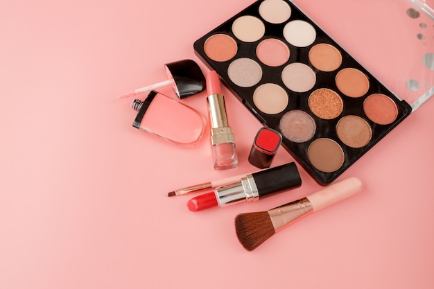 Varios productos de maquillaje en rosa