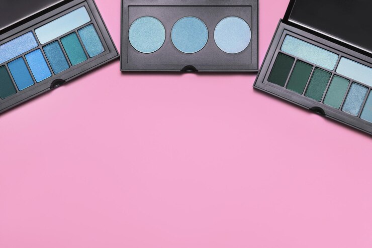 Foto varios productos de maquillaje sobre fondo oscuro con copyspace