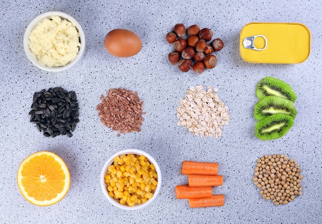 Vários produtos alimentares contendo vitaminas na mesa