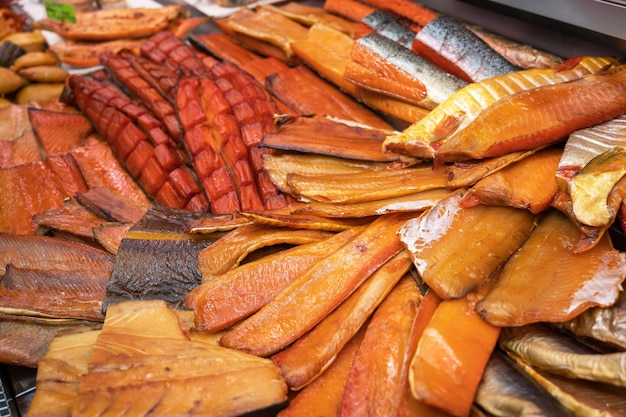 Vários produtos de peixe defumado, alimentação saudável e conceito de mercado de peixes