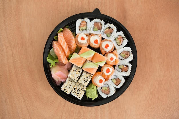 Varios rollos de sushi en bandeja