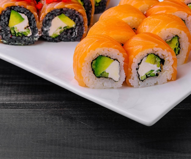 varios rollos de sushi de Filadelfia con salmón en un plato