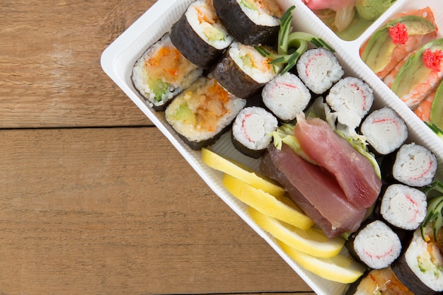 Foto vários rolos de sushi com camarão