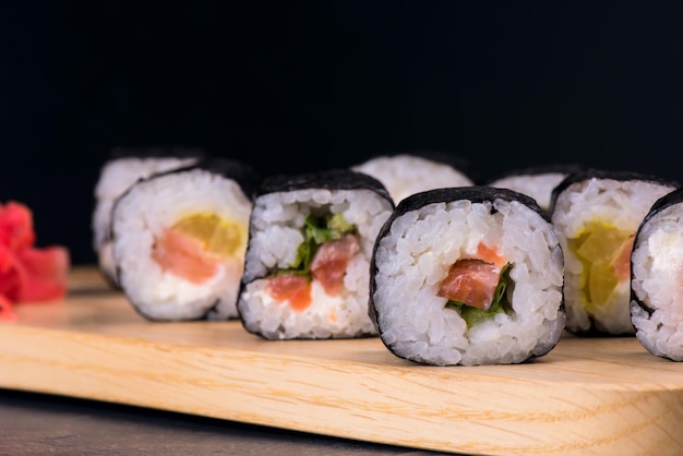 Vários rolos de sushi fecham em cima da mesa