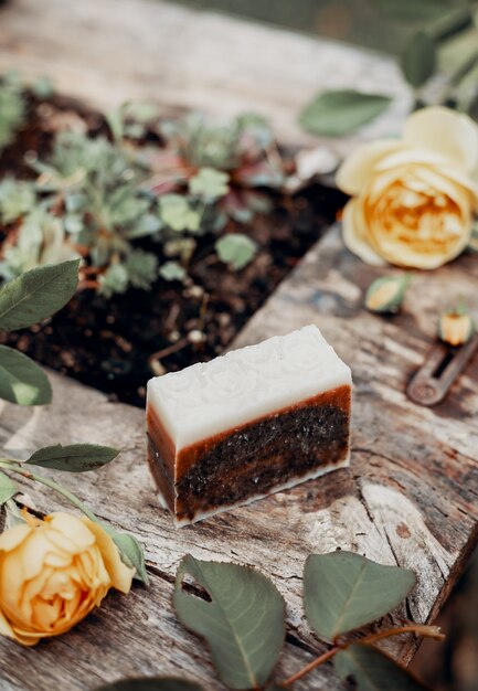 Vários sabonetes naturais artesanais em uma mesa de madeira vintage com decoração