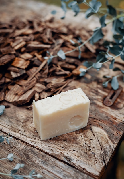 Vários sabonetes naturais artesanais em uma mesa de madeira vintage com decoração