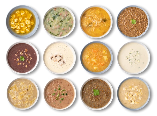Varios sabores de sopa en tazones aislados sobre fondo blanco