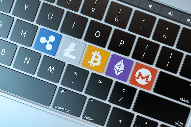 Vários símbolos cryptocurrencies no teclado do laptop. conceito de tecnologia