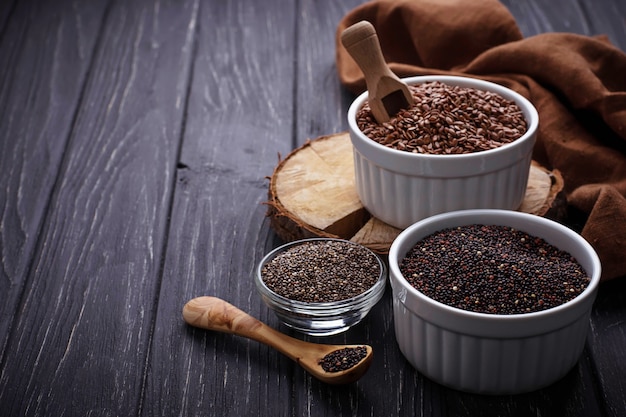 Varios superalimentos chia, quinoa, semilla de lino.