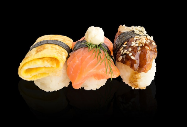 Varios sushi conjunto aislado. Comida tradicional japonesa con pescado y algas verdes