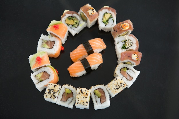 Varios sushi en mesa negra